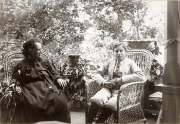 Fotografi. Alexandra och Erik Edelfelt på verandan till villan i Haiko ca år 1900. Borgå Museum 