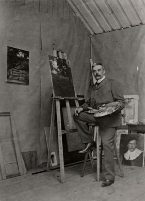 Foto. Albert Edelfelt i sin ateljé på Haiko i juni 1905. Borgå museum.